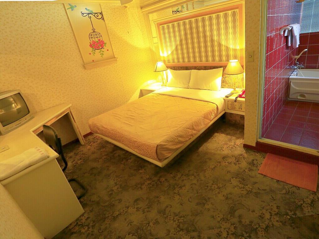 Broadway Hotel Taichung Bagian luar foto