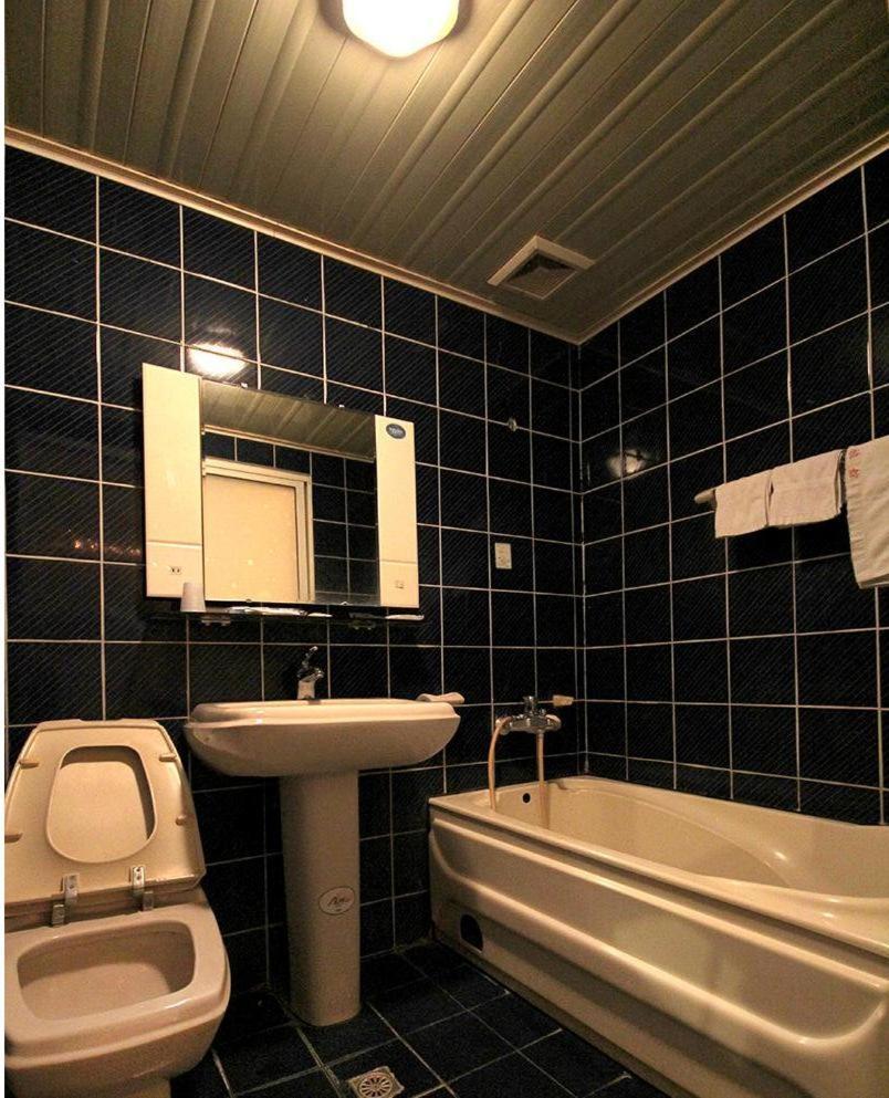 Broadway Hotel Taichung Bagian luar foto