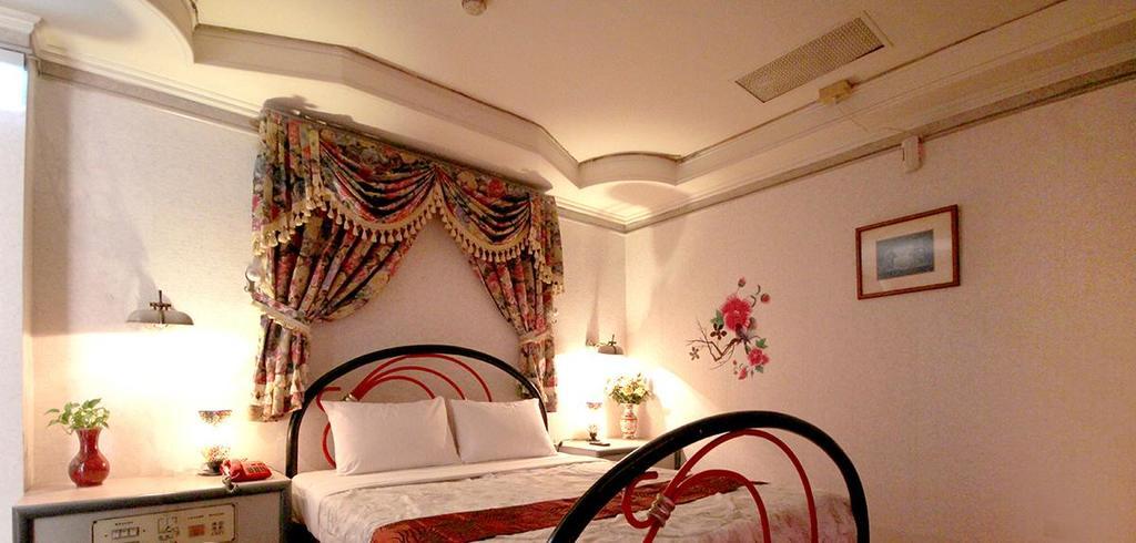Broadway Hotel Taichung Bagian luar foto