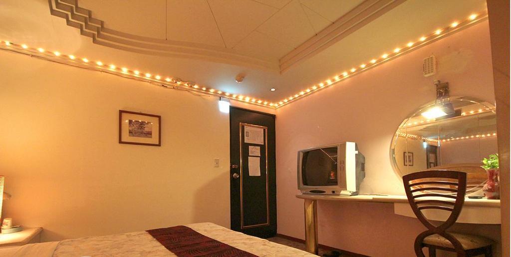 Broadway Hotel Taichung Bagian luar foto