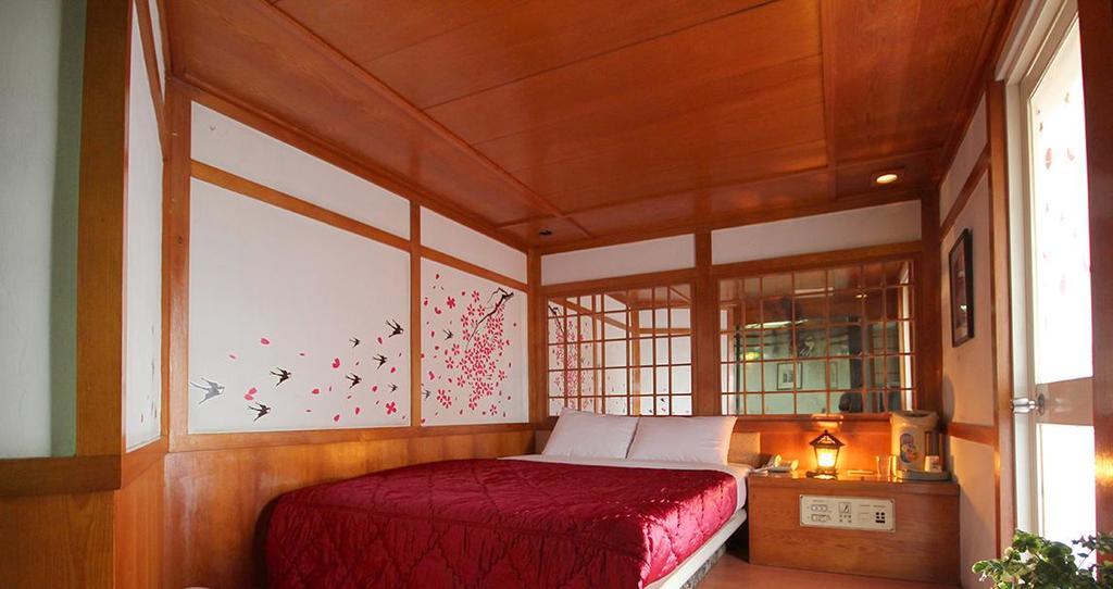 Broadway Hotel Taichung Bagian luar foto