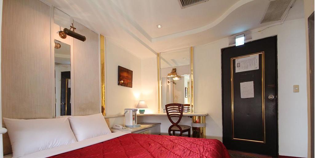 Broadway Hotel Taichung Bagian luar foto