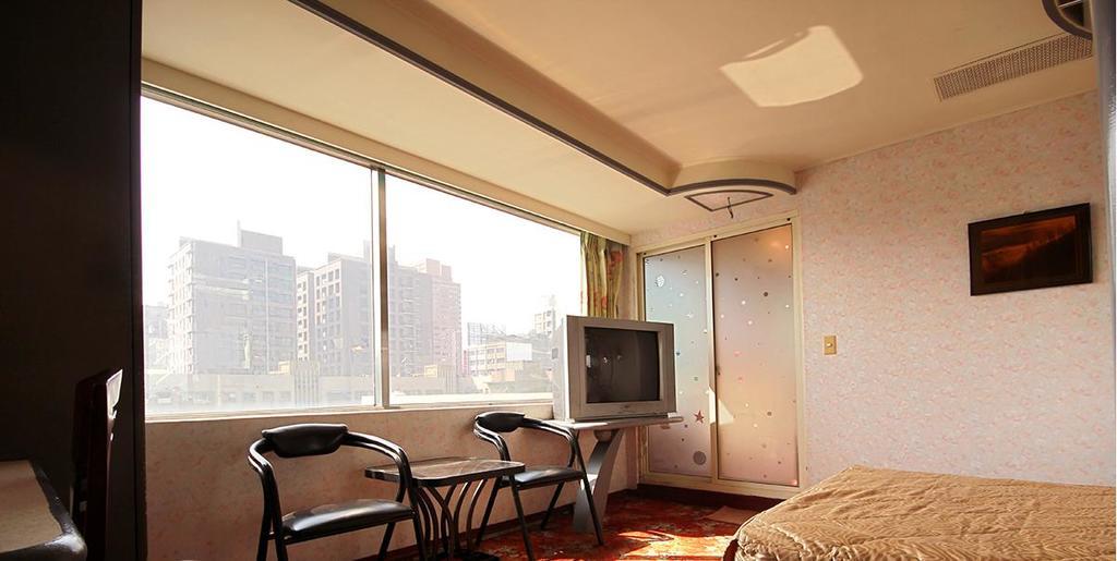 Broadway Hotel Taichung Bagian luar foto