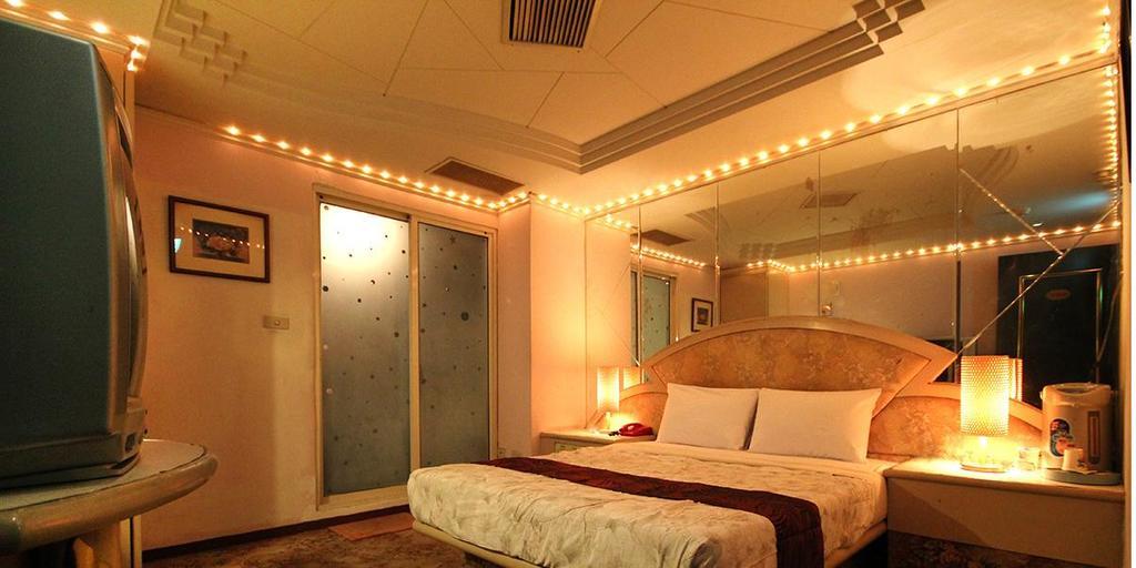 Broadway Hotel Taichung Bagian luar foto