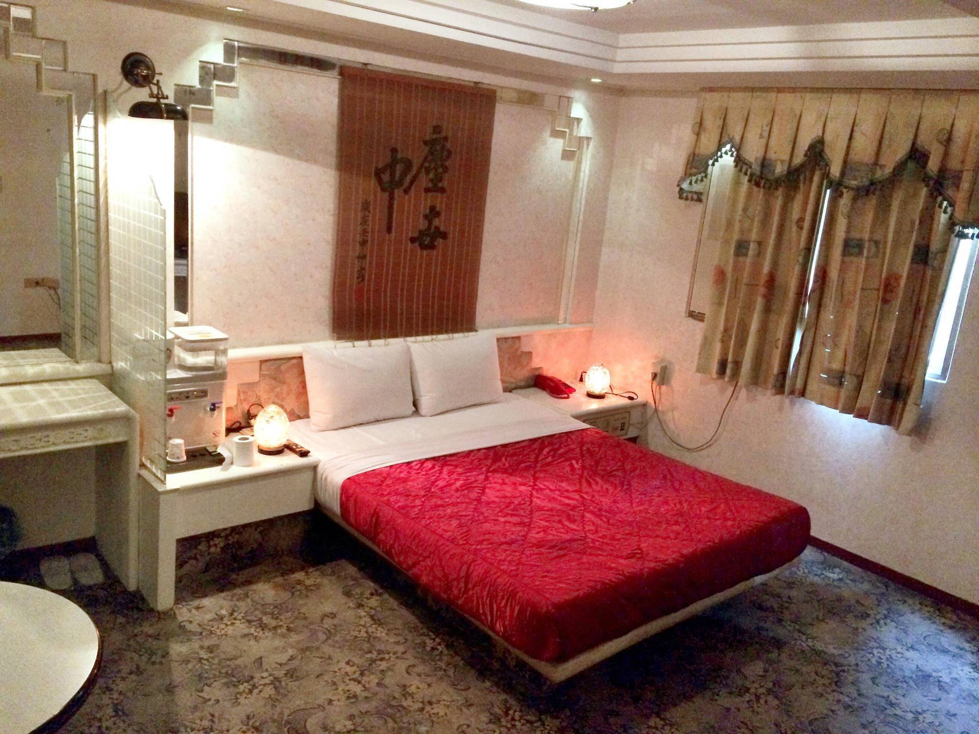 Broadway Hotel Taichung Bagian luar foto